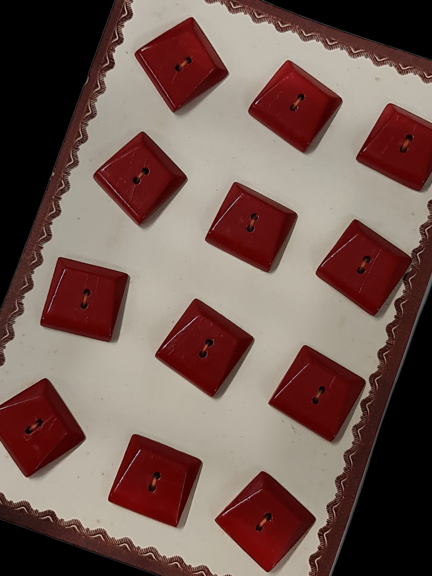 Botones de los años 20 hechos de pasta con forma de piedras rojas 