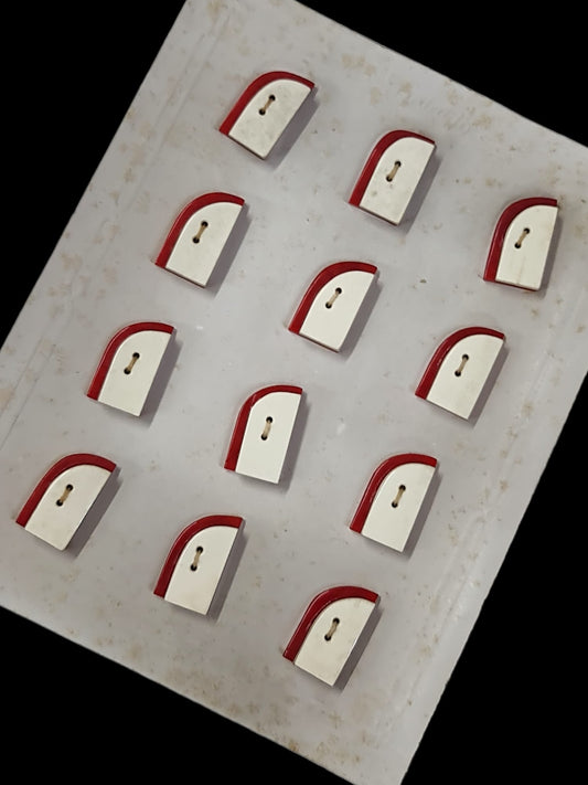 Botones de los años 20 hechos de pasta sobre tono blanco y rojo