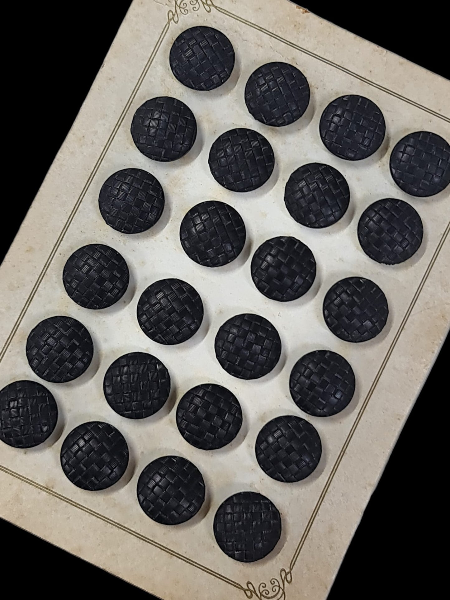Botones del años 20  redondo negro con una textura en forma de cuadrados