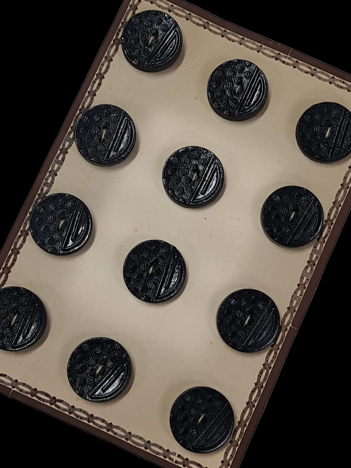 Botones de los años 20  hechos de pasta sobre tono negro.