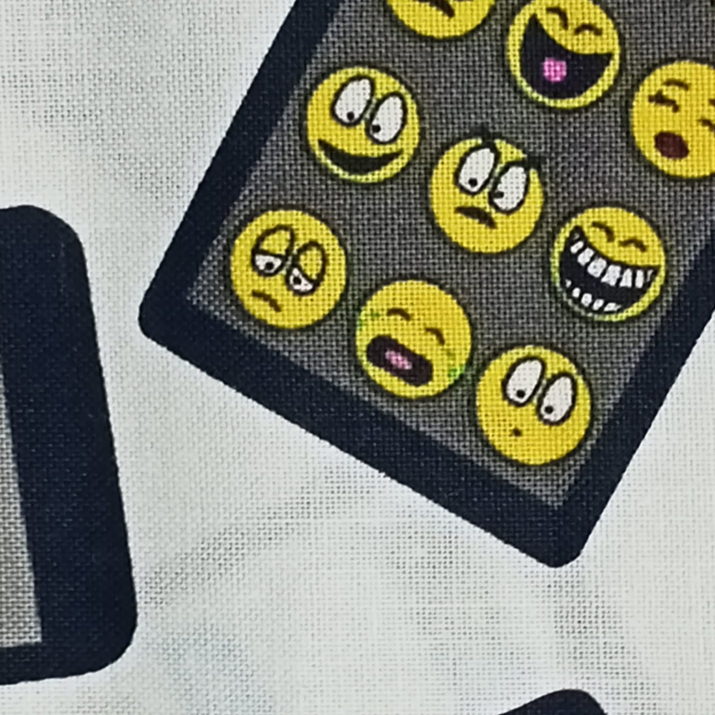 Tela divertida llena de los famosos emojis y teléfonos móviles